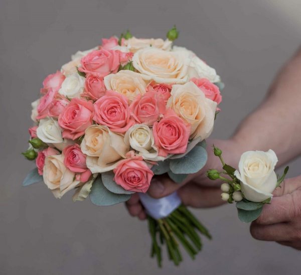 Букет невесты из ярких роз