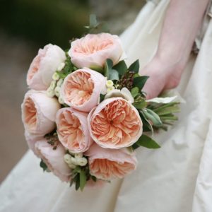 Букет невесты из персиковых роз Остин — Недорогие свадебные букеты с доставкой