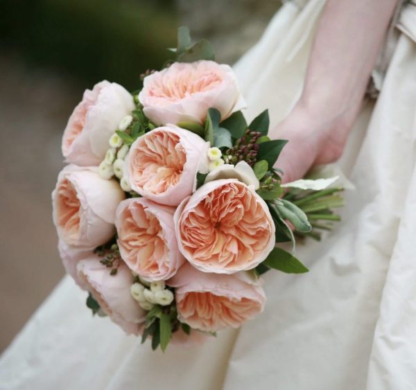 Букет невесты из персиковых роз Остин