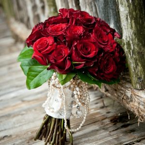 Арт-букет из 29 красных роз — Бордовые розы невесте