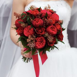 Букет невесты из красных пионовидных роз — Бордовые розы невесте