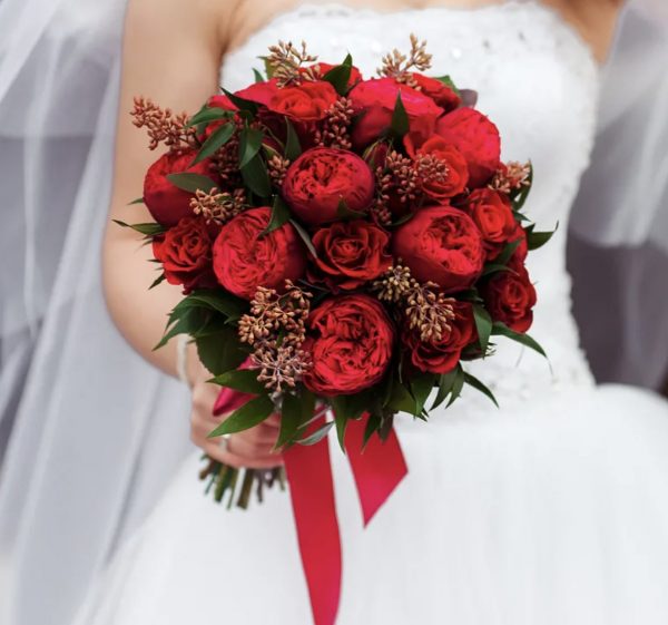 Букет невесты из красных пионовидных роз