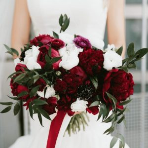 Букет невесты из роз и пионов —