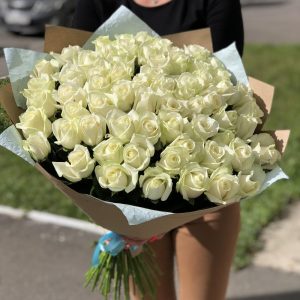 Букет из 65 белых роз 50 см — 65 роз