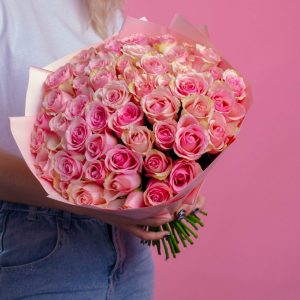 Букет из 63 розово-белых роз 50 см — 63 розы