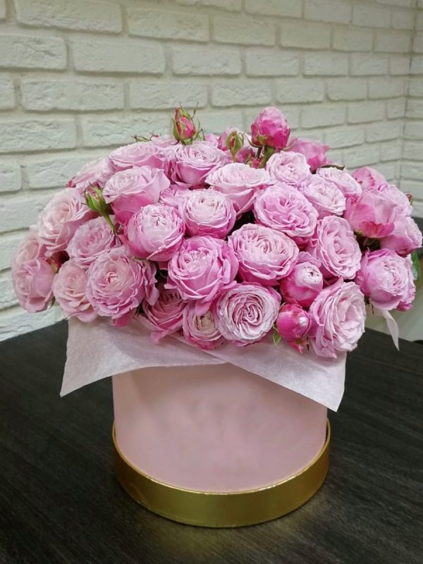 Розовые пионовидные розы в коробке