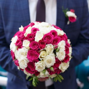 Букет невесты из розовых и белых роз — Букет невесты из кустовых роз