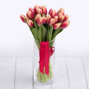 Букет из 25 бело-красных тюльпанов