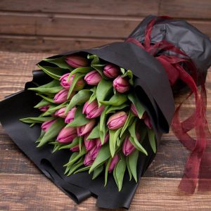 Букет из 25 сиреневых тюльпанов — Доставка тюльпанов недорого
