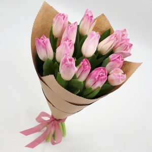 Букет из 15 бело-розовых тюльпанов — Дешевые тюльпаны к 8 марта