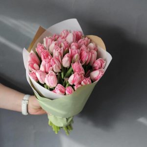 Букет из 25 бело-розовых тюльпанов — Доставка тюльпанов недорого