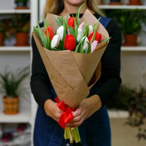 Букет из 15 нежных тюльпанов — Красные тюльпаны дешево