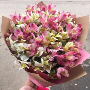 Букет из 19 розовых и белых альстромерий — Бизнес букеты