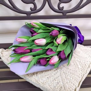 Букет из 15 сиреневых и розовых тюльпанов — Тюльпаны