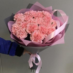 Букет из 19 розовых гвоздик в упаковке — Бизнес букеты