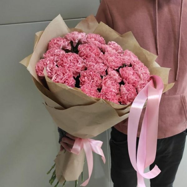 Букет из 25 розовых гвоздик в крафте — Бизнес букеты
