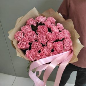 Букет из 27 розовых гвоздик в крафте — Бизнес букеты