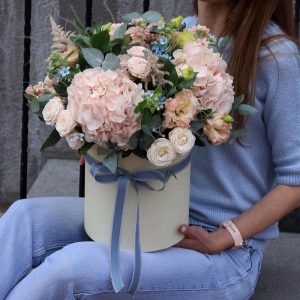 Цветы в коробке с гортензией и пионовидными розами — Букеты цветов