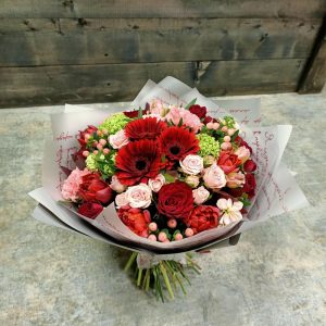Авторский букет с герберами, розами и тюльпанами — Букеты цветов