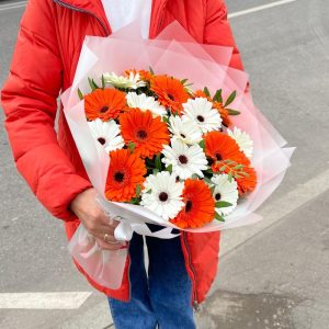 Белые и оранжевые герберы — Букеты цветов