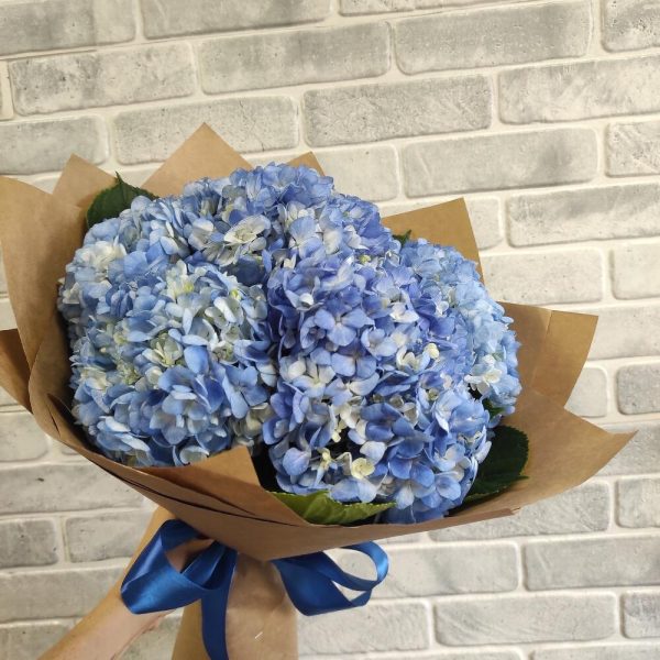 Букет из 5 голубых гортензий в крафте — Букеты цветов