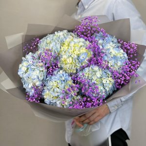 Букет из голубых гортензий и гипсофил — Букеты цветов