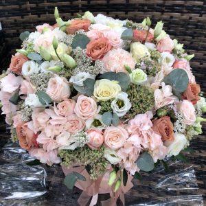 Коробка с пионовидными розами и гортензиями «Ваниль» — Букеты цветов