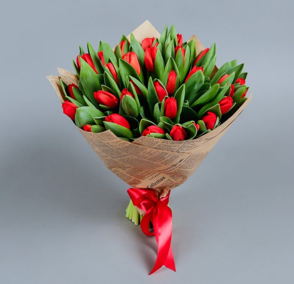 Букет из 25 красных тюльпанов в крафте — Тюльпаны