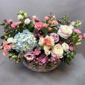 Корзина с цветами из роз и гортензии — Букеты цветов