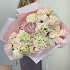 Букет из гортензий, пионов и роз — Букеты цветов