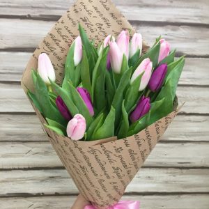 15 сиреневых и розовых тюльпанов в крафте — Доставка тюльпанов недорого