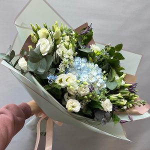 Букет с гортензией и лизиантусом — Букеты цветов