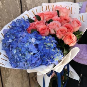 Букет из 15 роз и гортензий — Букеты цветов