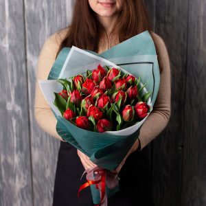 25 бордовых пионовидных тюльпанов — Тюльпаны