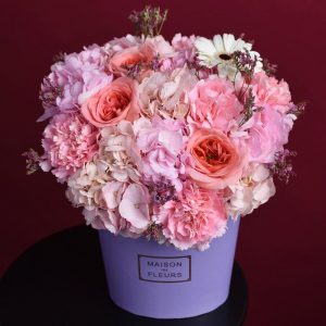 «Лаванда и малина» с пионовидной розой и гортензией в коробке — Букеты цветов