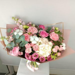 Гортензия и кустовые розы в букете — Букеты цветов