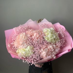 Нежно-розовые гортензии с гипсофилой — Букеты цветов