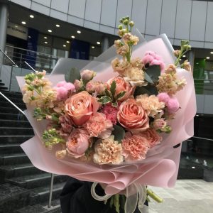 Букет с пионовидной розой маттиолой и гвоздикой — Бизнес букеты