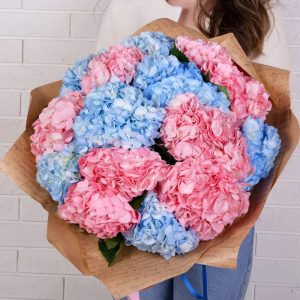 Букет с 15 розовыми и голубыми гортензиями — Букеты цветов