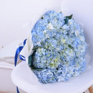 Букет из 11 голубых гортензий с лентой — Букеты цветов