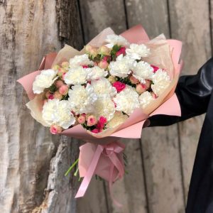 Сборный букет с гвоздикой и кустовой розой