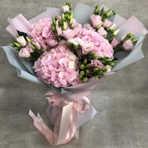 Розовый букет из гортензии и лизиантуса — Букеты цветов