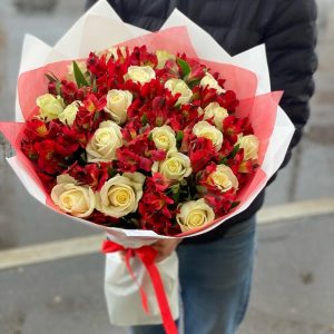 Белые розы с альстромериями — Бизнес букеты