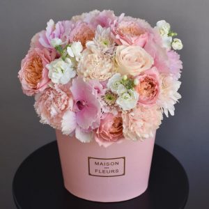 Роза Джульетта, гортензия и диантусы в коробке — Букеты цветов