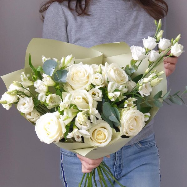 Букет с розами и альстромерией в белой гамме — Бизнес букеты