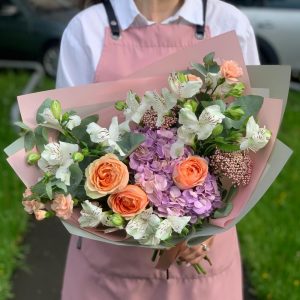 Авторский букет с гортензией и пионовидной розой гравити — Букеты цветов