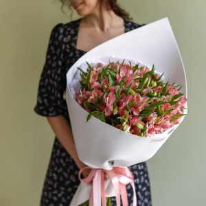 25 розовых альстромерий в упаковке — Бизнес букеты