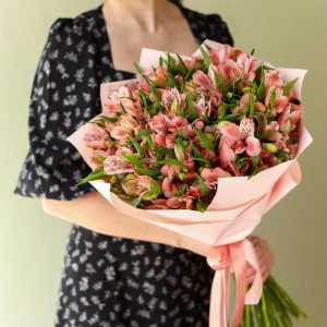 29 розовых альстромерий в упаковке — Бизнес букеты