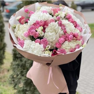 Букет с гортензией и кустовыми розами в упаковке — Букеты цветов