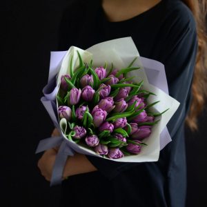 Букет из 19 фиолетовых тюльпанов — Доставка тюльпанов недорого